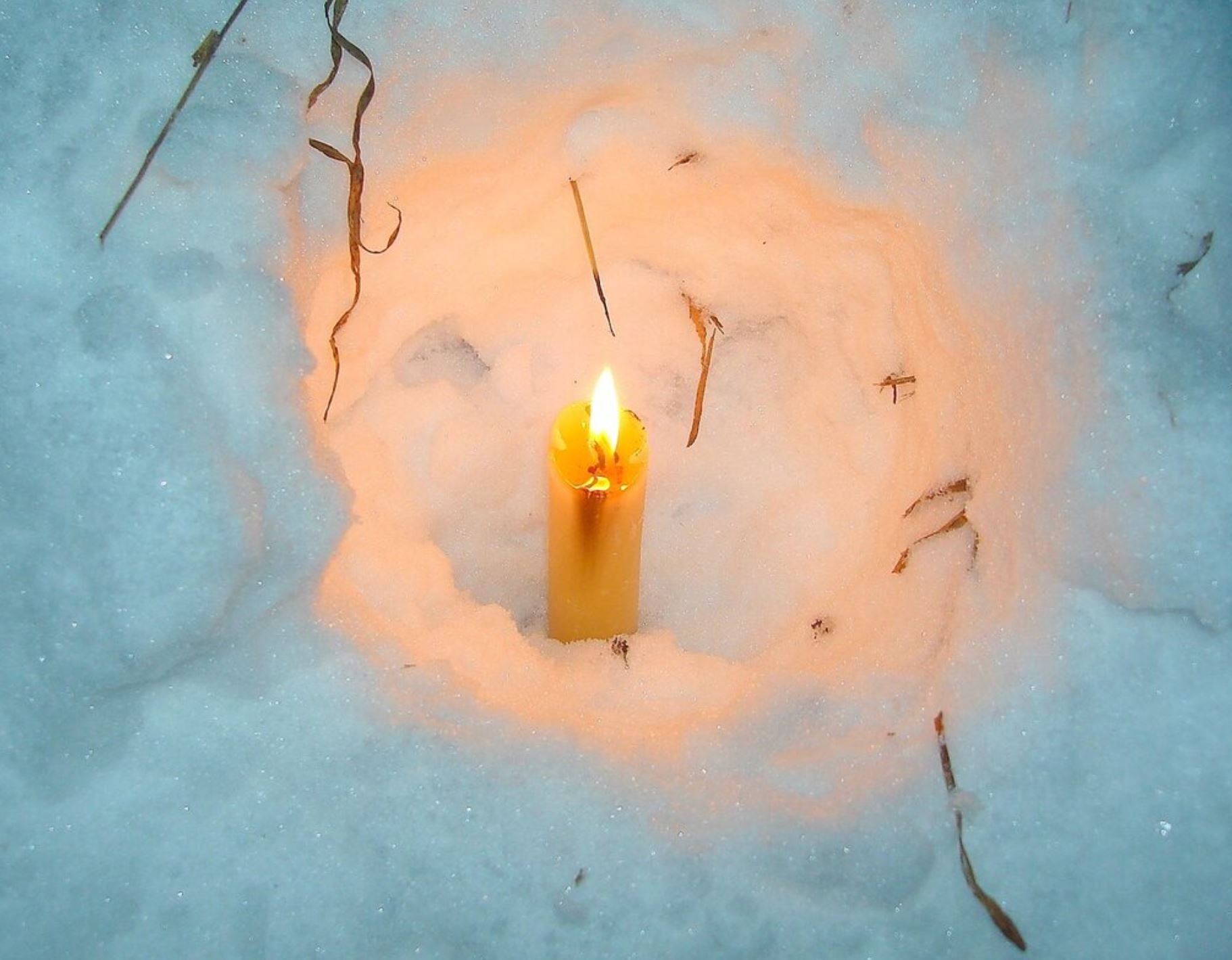 Свечи на снегу