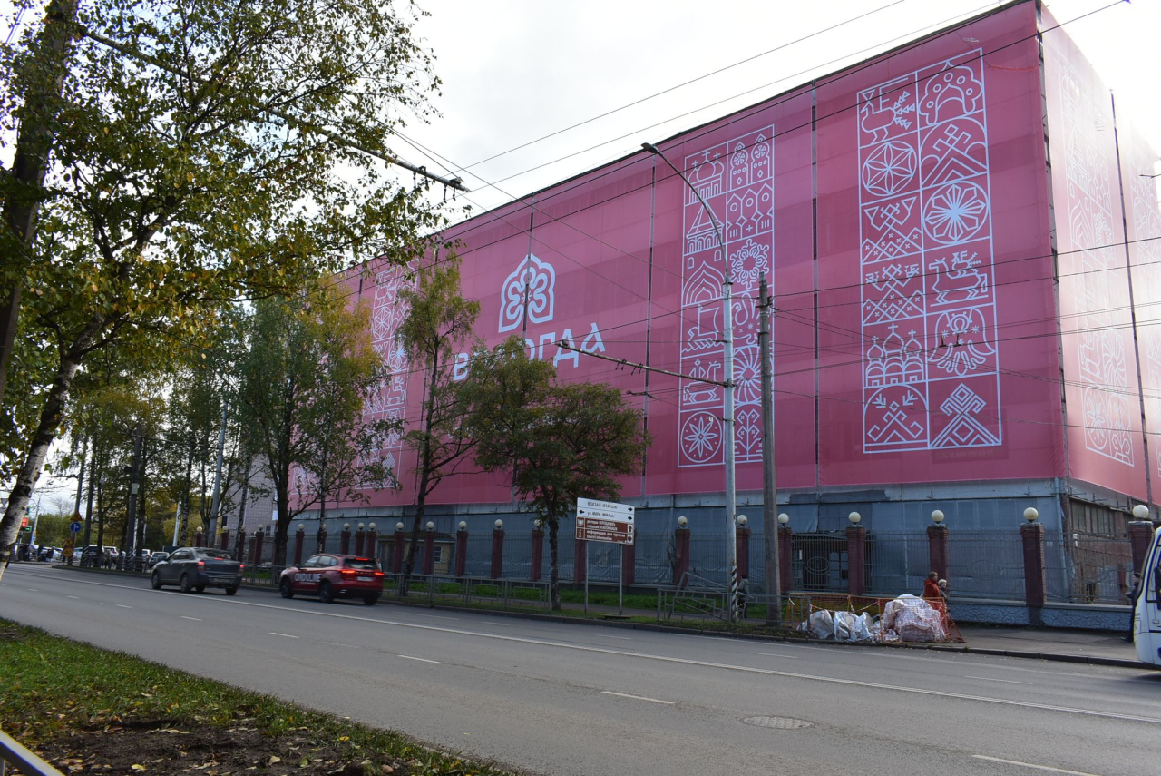 полиграфист с банером